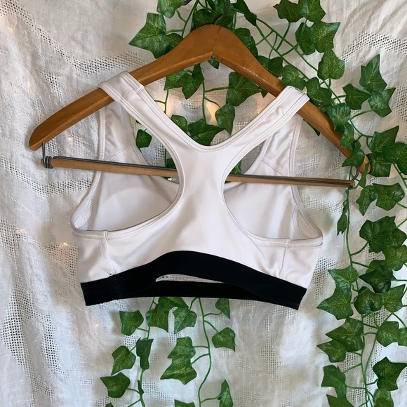 Black and white Nike sports bra - Picture 2 of 4